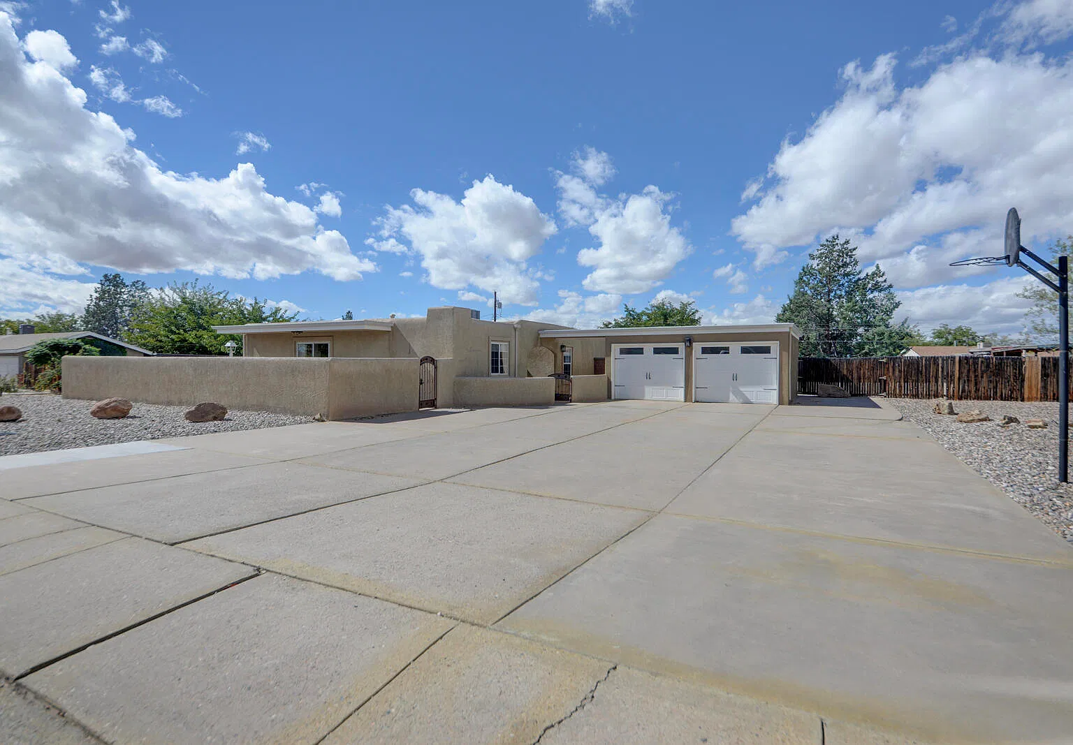 4 bed, 2.0 bath, 1912 sqft, $2,300 — Photo 3