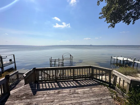 11 Country Club Rd, Shalimar, FL 32579