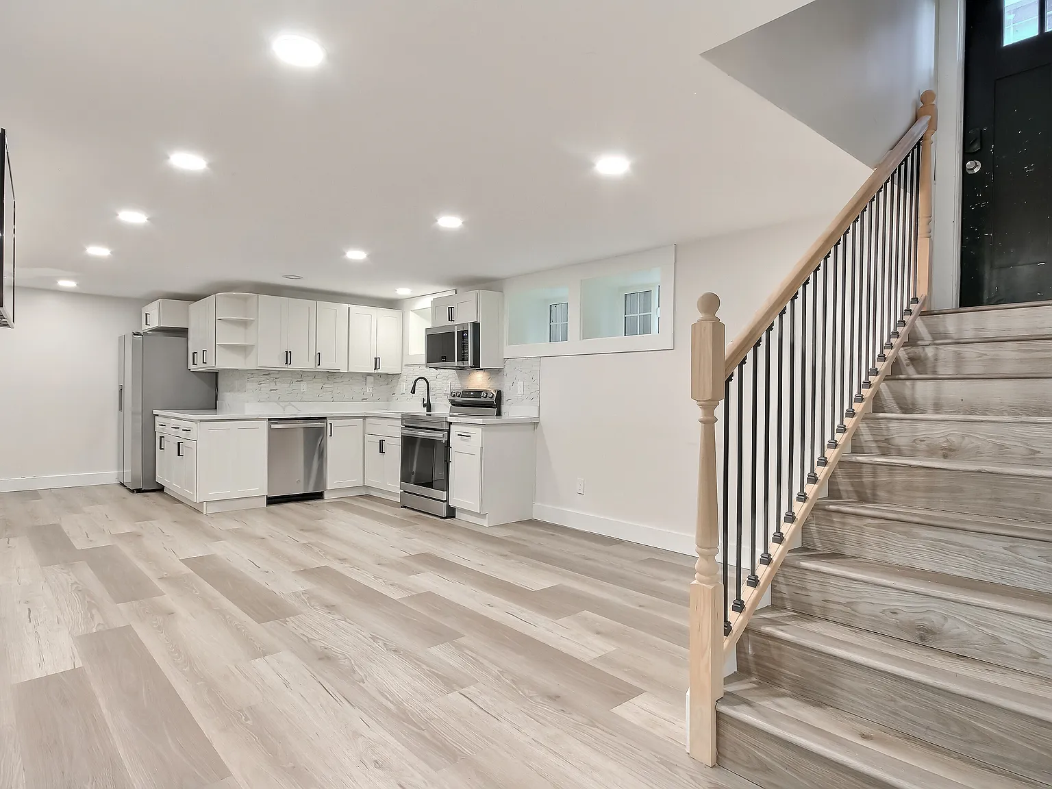 5245 18th Ave NE — Photo 3