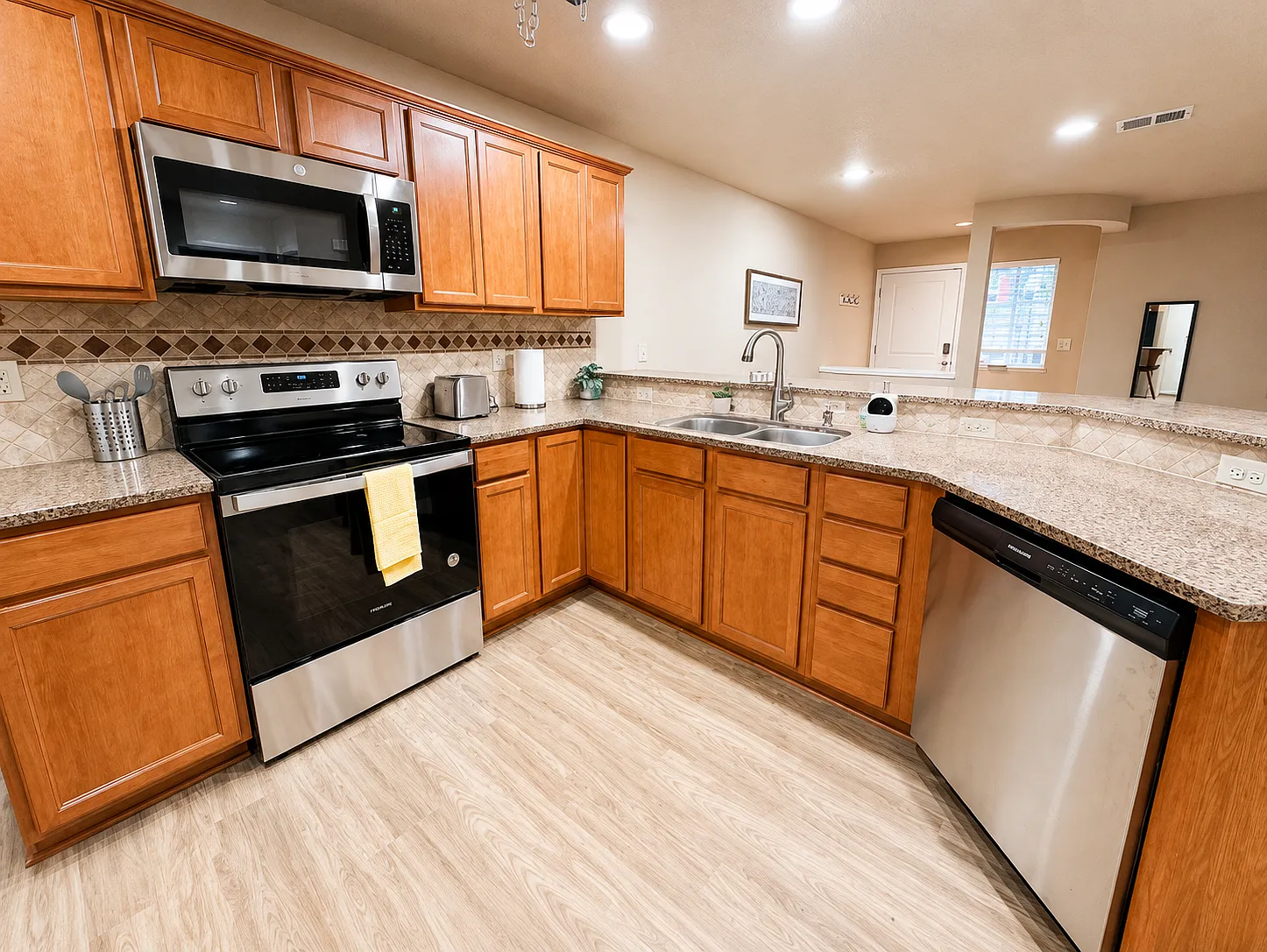 3 bed, 2.5 bath, 1528 sqft, $3,500 — Photo 3