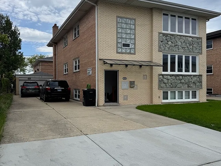 8523 W Winnemac Ave #2F — Photo 1