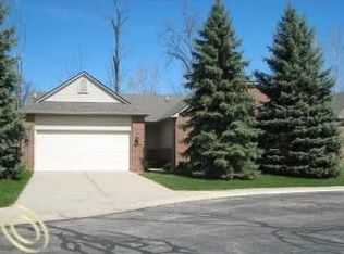 10453 Woodcliff Ct, Hartland, MI 48353