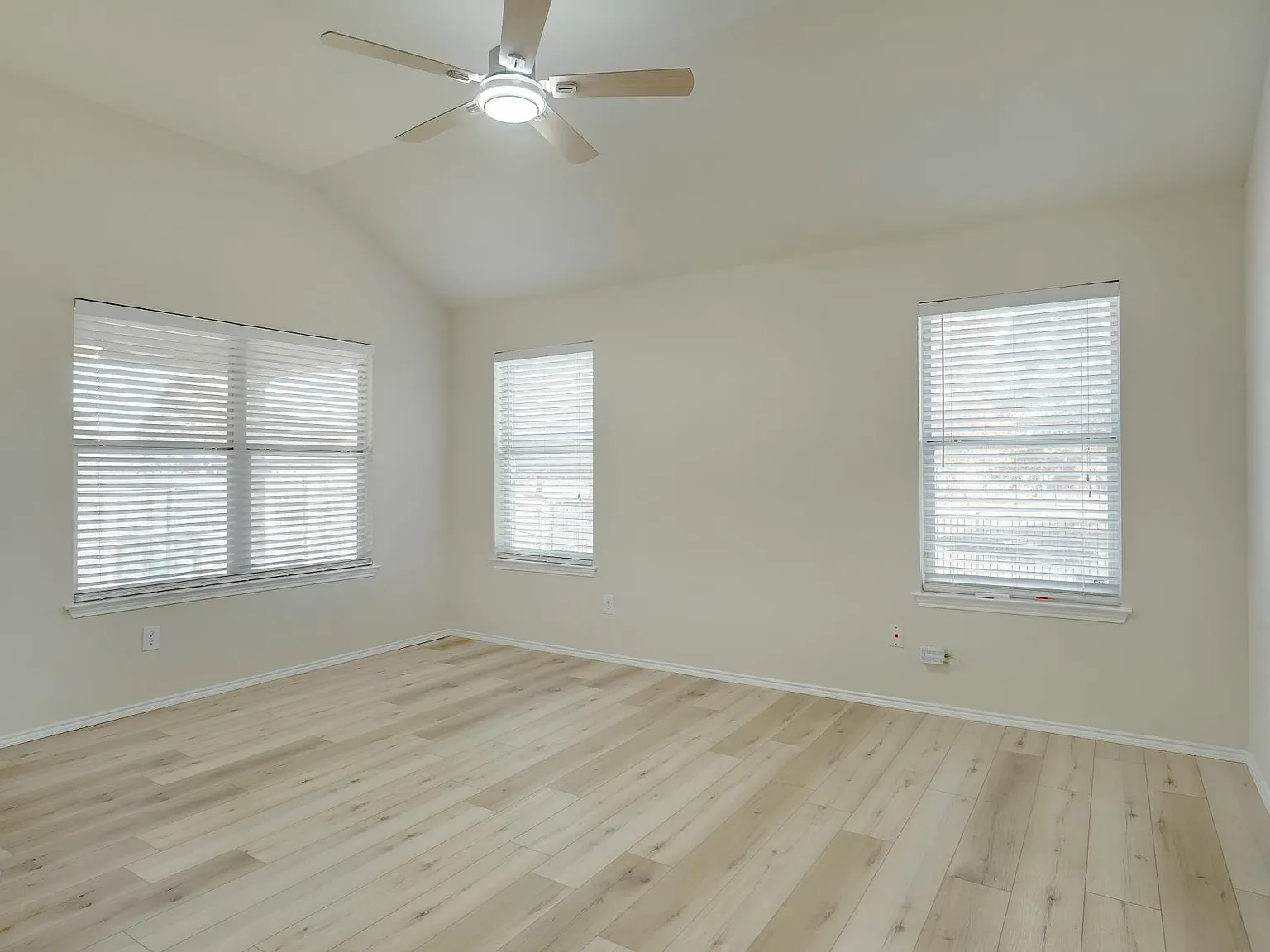 3 bed, 1906 sqft, $2,550 — Photo 2