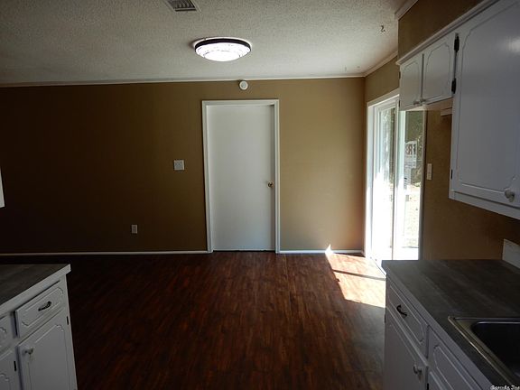 3rd image of 904 Barnett St