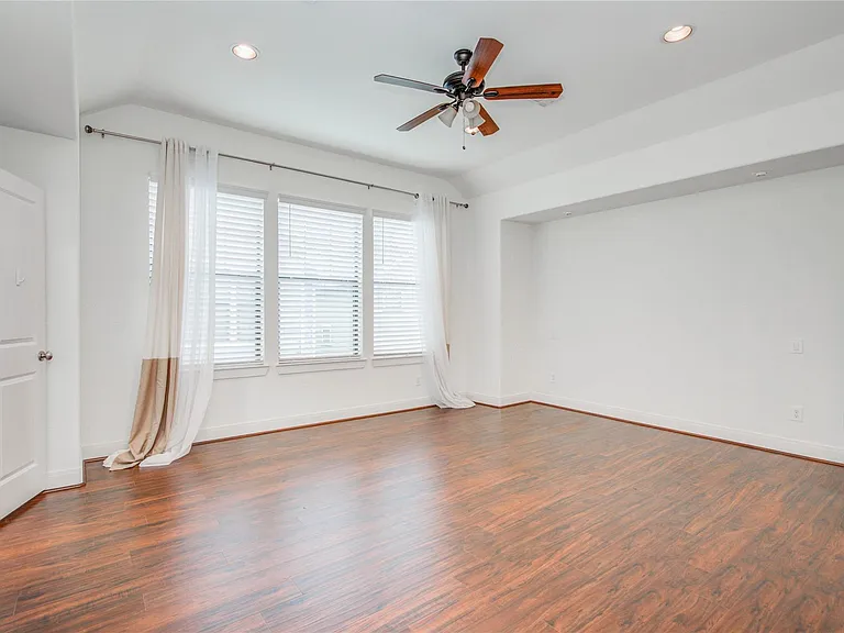 2414 Charleston St #B — Photo 25