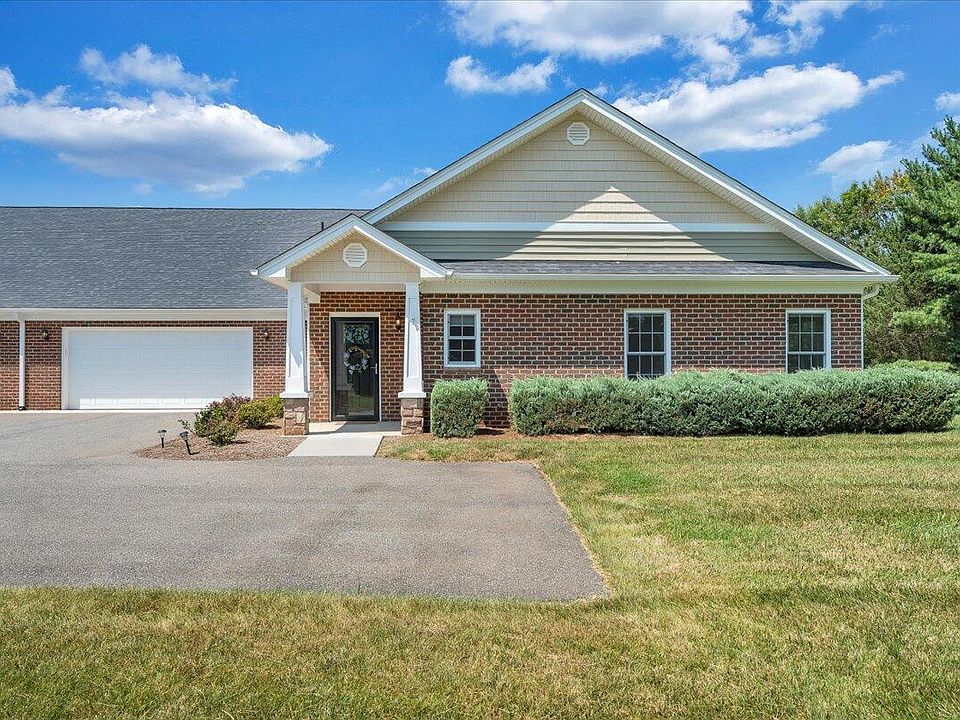 1st image of 104 Acorn Run Ln