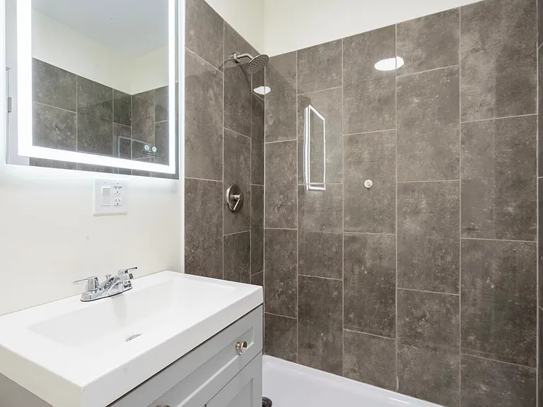 1116 W 19th Pl #2F — Photo 9
