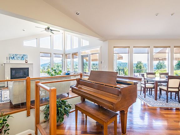 3rd image of 830 Bayview Heights Rd