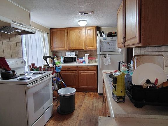 2nd image of 613 W 4th Ave