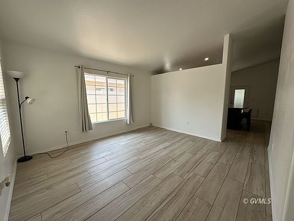 3rd image of 1646 E Kelson Pl