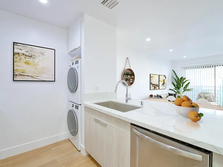 1806 North Berendo Street — Photo 7