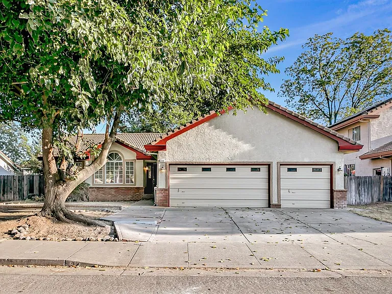 318 Village Cir — Photo 2