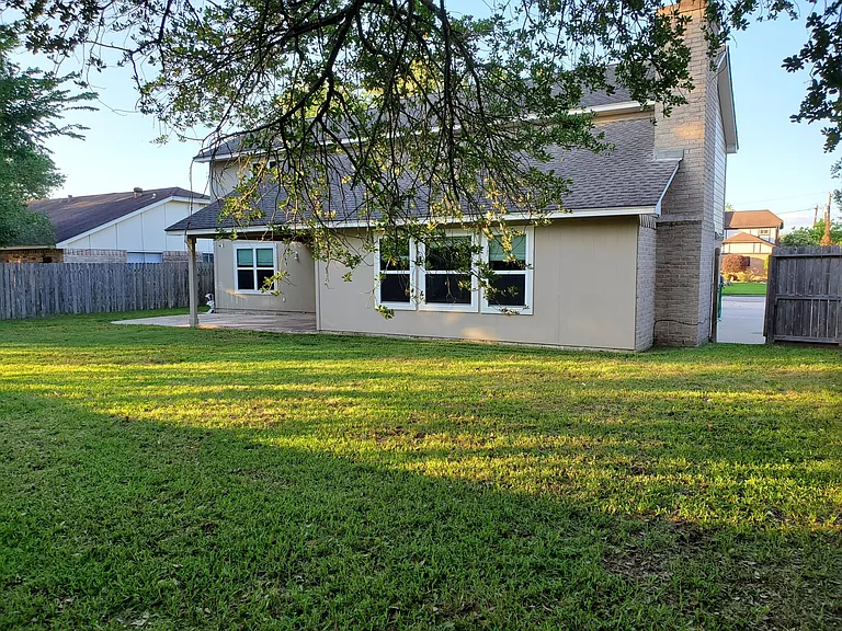 407 Dogwood Cir — Photo 6