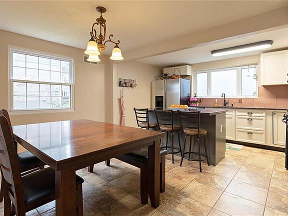 5th image of 554 Indus St