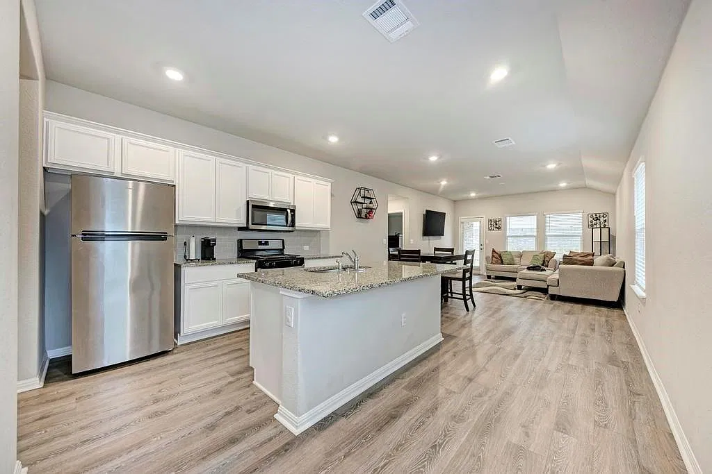 3 bed, 1555 sqft, $1,895 — Photo 1