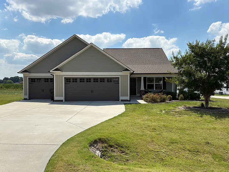 111 Highland Park Dr — Photo 1