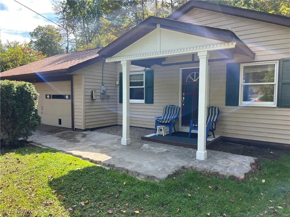 7637 Birchmont Dr, Chagrin Falls, OH 44022