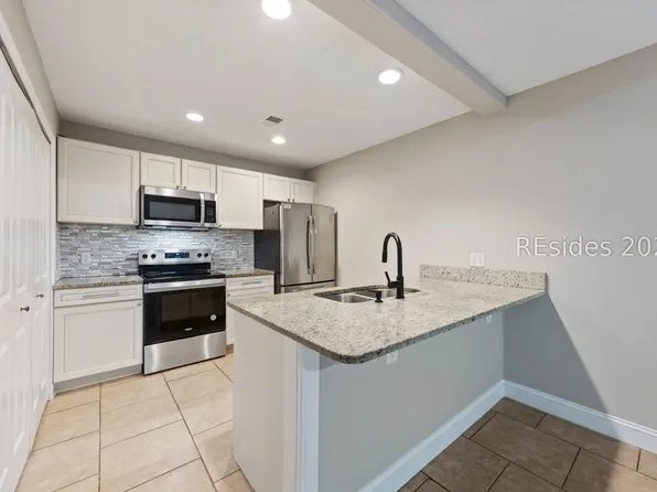 96 Mathews Dr APT 218, Hilton Head Island, SC 29926