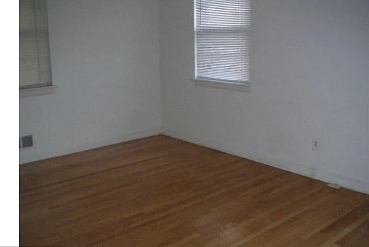 Beautiful brick, 4 bedrooms 3 full bath single family home in the heart of Silver Spring — Photo 4
