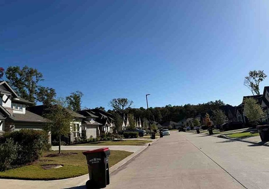 Exterior Neighborhood (street photo)