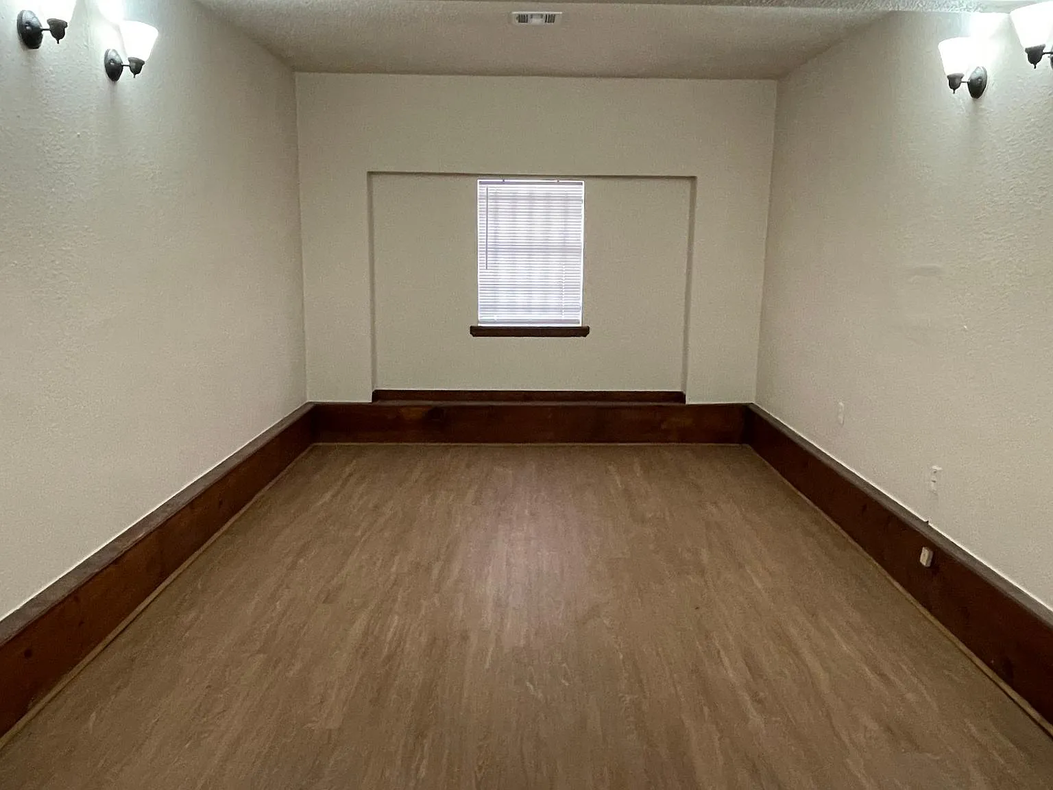 3 bed, 1.5 bath, 900 sqft, $1,100 — Photo 3