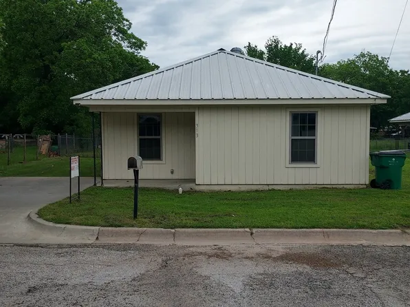 313 Small St, Bowie, TX 76230