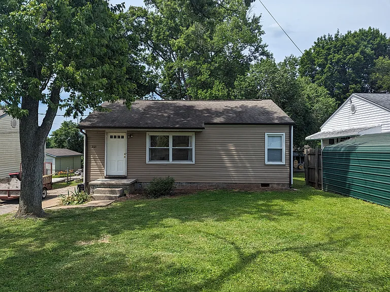 2121 Price Ave — Photo 2