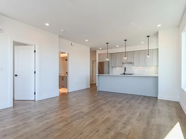 17783 56a Ave #411 — Photo 9
