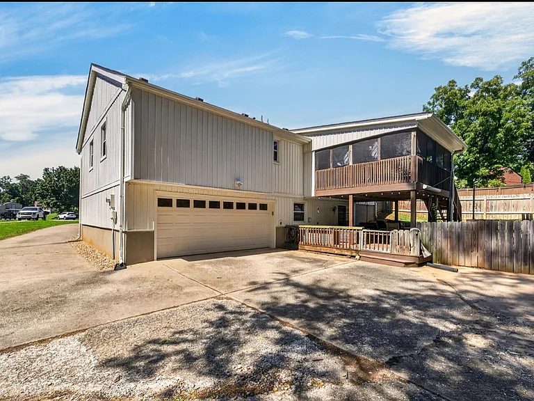 Edgebourne Ct — Photo 14