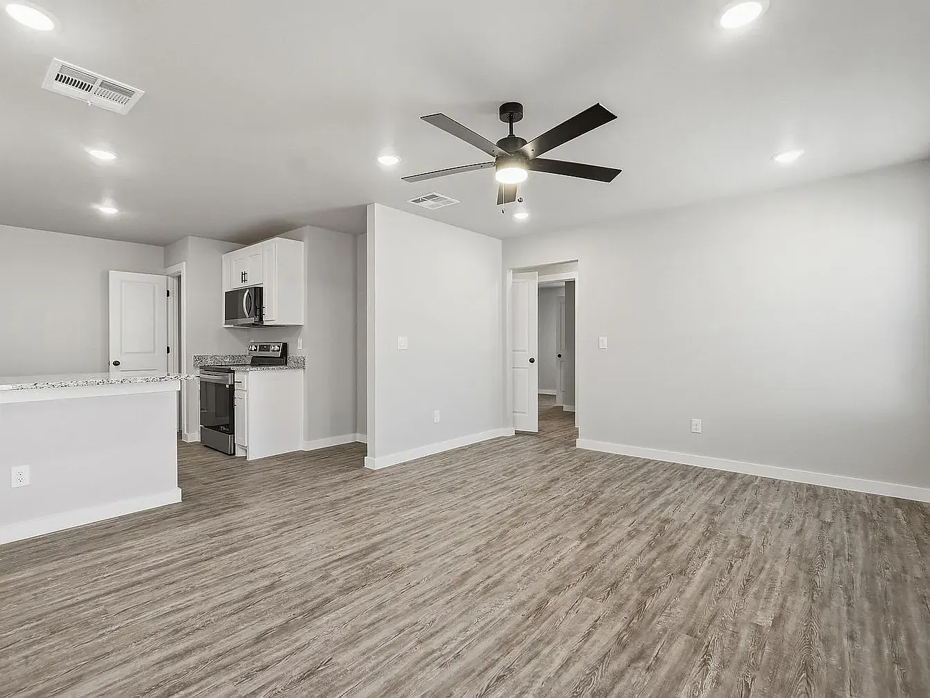 3 bed, 1204 sqft, $2,299 — Photo 4