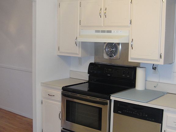 3rd image of 6517 Douglaston Pkwy #2