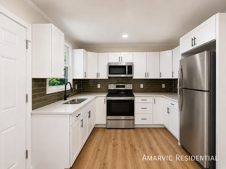 807 Candlewood Dr — Photo 2