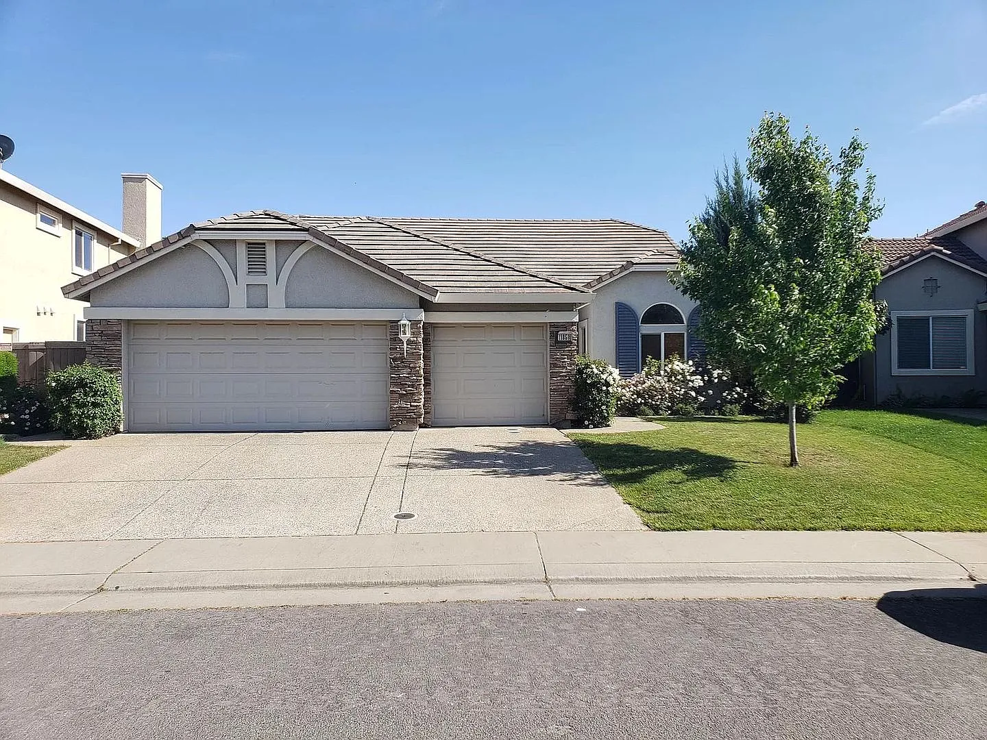 Executive 4 Bedroom, 2 Bath, 1977 sqft. Home for Lease in Anatolia — Photo 1