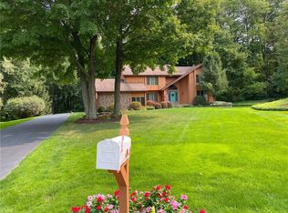 29 Woodbriar Ln, Rochester, NY 14624