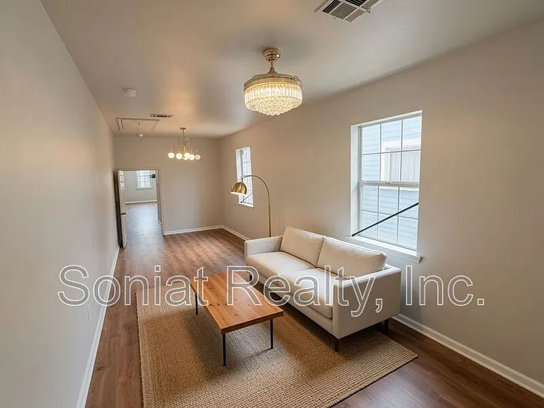 1461 N Robertson St — Photo 9