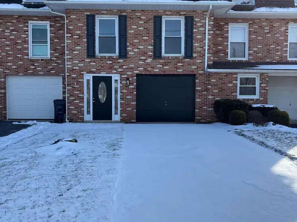 110 Meadowcreek Dr, Chambersburg, PA 17202