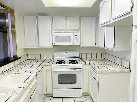 3rd image of 21650 Burbank Blvd
