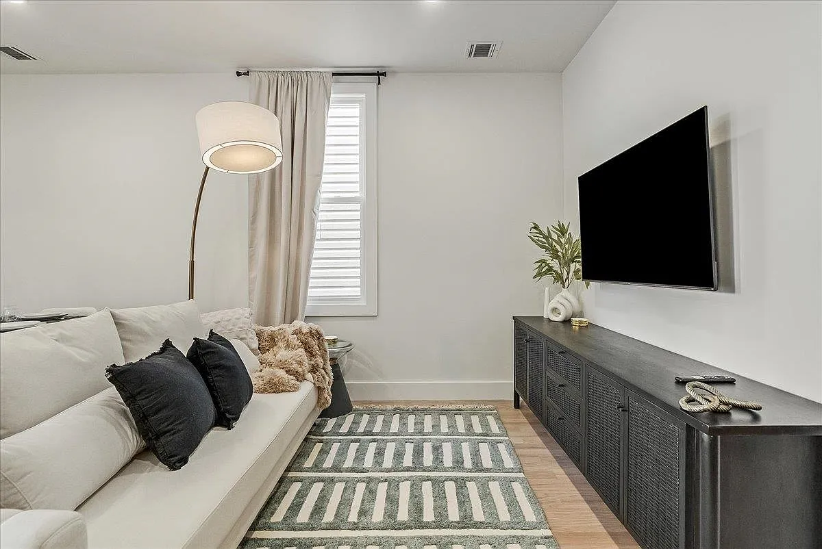 3 bed, 2.0 bath, 1000 sqft, $3,600 — Photo 2