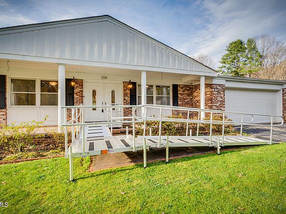 4th image of 208 Sparkling Brook Dr