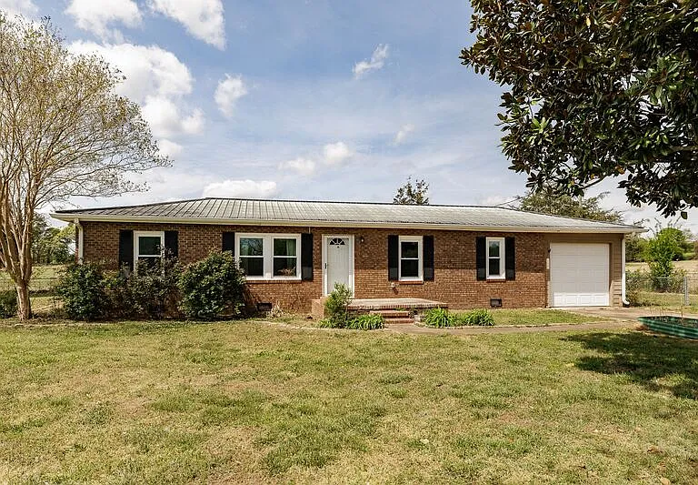 386 Sandy Creek Rd — Photo 1