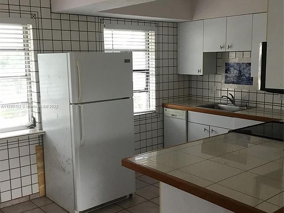3rd image of 2616 NE 30th Pl #207A