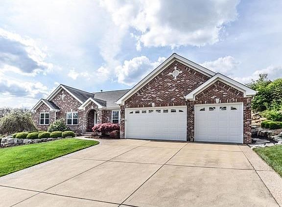 Sought after desirable 3 car garage