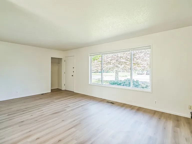 1554 SE Spruce St — Photo 4