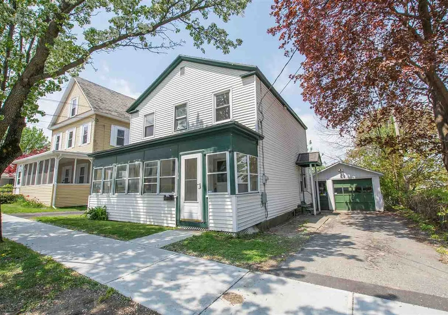 4-Bed Farmhouse Minutes from UVM Campus (30 Chase St) — Photo 1