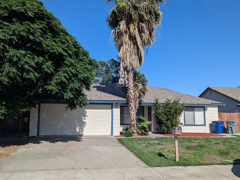 1610 Fir St — Photo 2