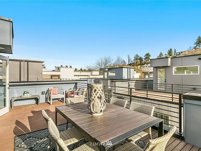 2408 Dexter Ave N #E — Photo 8