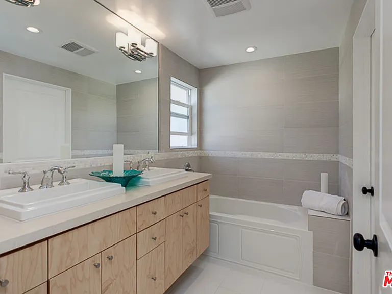 831 S Curson Ave — Photo 16