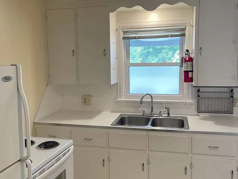 38 1/2 Grant St #38-1/2 — Photo 5