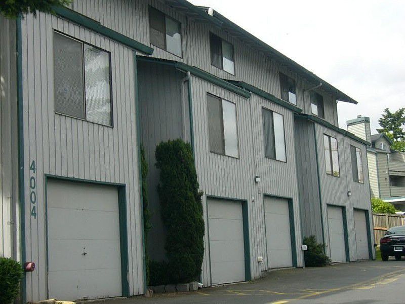 Multi story townhome with newer roof. Close to Freeways, Shopping and light rail.