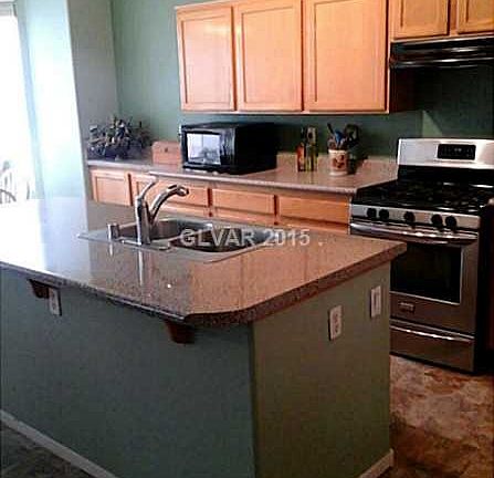 kitchen w/ center island
